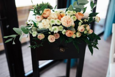 Lviv / Ukrayna - 06 / 16 / 2019 - düğün dekoru. Doğal çiçekleri olan güzel bir dekor ve kırsal bir ziyafet salonunun altın astları..