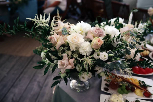 Rivne Ukraina 2018 Bröllopsinredning Spridning Stor Bukett Färska Blommor Många — Stockfoto