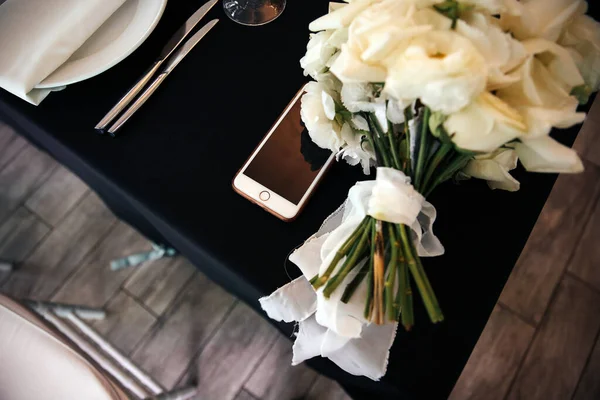 キエフ ウクライナ 2019 結婚式の装飾 テーブルの真ん中に新鮮な花と黒と白で古典的なスタイルの結婚式のホールを飾るプロセス — ストック写真