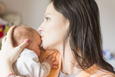 genç bir anne çocuğunu kucağında holding ile annelik ilk gün sahiptir 