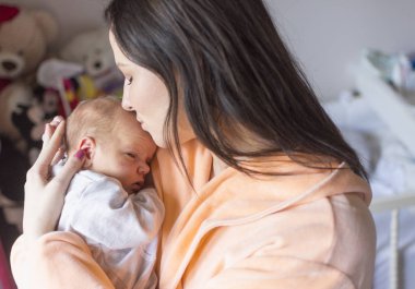 preety kadın kollarında tutarak ve onun yeni doğan ch sevgi dolu