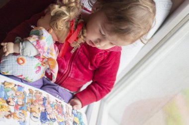 Yağmurlu bir günde en sevdiği oyuncağını ile okuma için en iyisidir