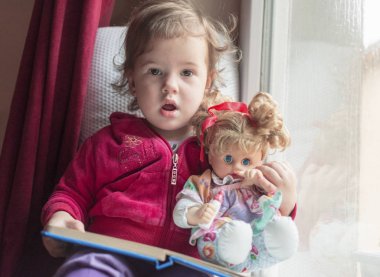 Yağmurlu bir günde en sevdiği oyuncağını ile okuma için en iyisidir