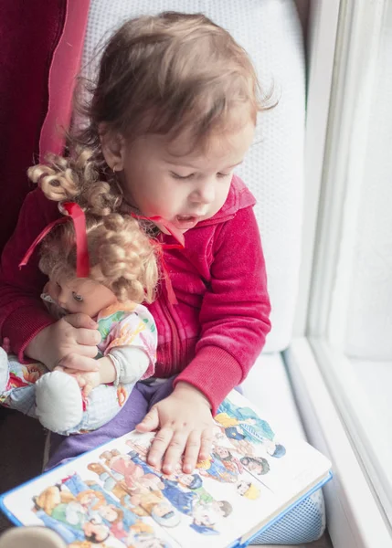 Um dia chuvoso é melhor para ler com sua boneca favorita — Fotografia de Stock