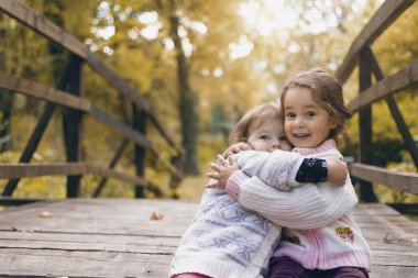 Orman ve sarılmak adımlarında bir gezinti sırasında kısa bir mola