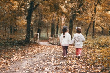 kız kardeşi ile orman boyunca yürümek