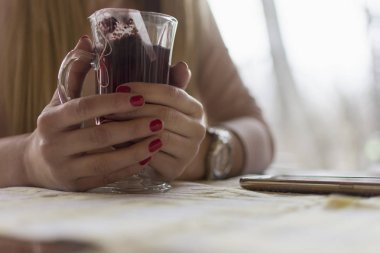 bir fincan sıcak çay keyfi