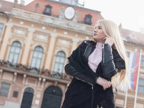 주요 도시의 거리를 따라 산책 하는 젊고 아름 다운 여자 — 스톡 사진