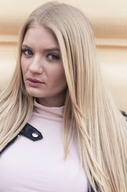 uzun sarı saçlı, mavi gözlü genç ve çekici kızla