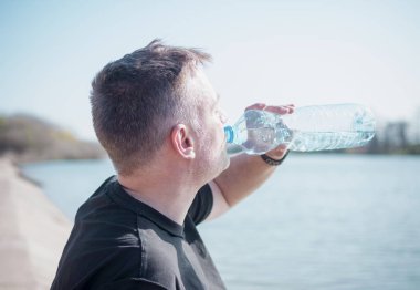 Şehir dışında bir yolculuğa bir motosiklet scooter olgun bir erkek rides