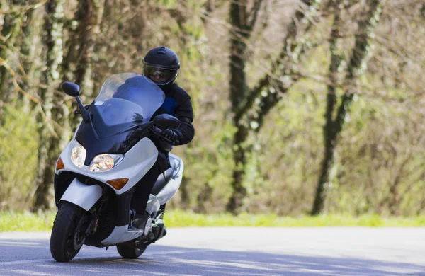 Homme Mûr Conduit Scooter Moto Sur Voyage Hors Ville — Photo