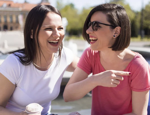 Ragazze divertirsi in estate — Foto Stock