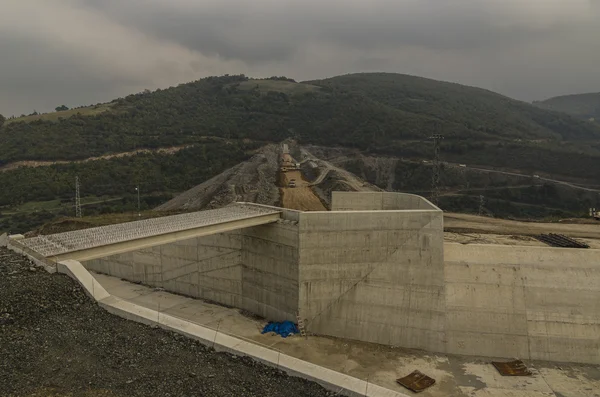 Samsun, Turkiet - 23 oktober 2016: Dam konstruktion drift nära Samsun city, Turkiet — Stockfoto