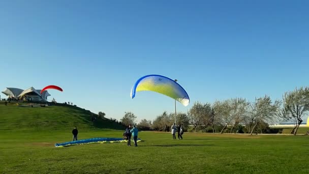 Samsun, Turkije - 22 November 2016: Paragliding cursus lessen voor nieuwe beginners op het park — Stockvideo