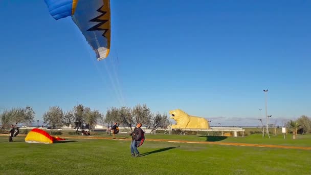 Samsun, Türkei - 22. November 2016: Gleitschirmkurse für neue Anfänger im Park — Stockvideo