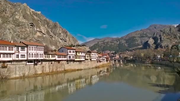 Cena de rio de antigas casas otomanas tradicionais em Amasya, Turquia — Vídeo de Stock