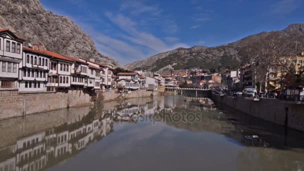 トルコ ・ アマスヤにおける伝統的なオスマン家屋の川のシーン — ストック動画