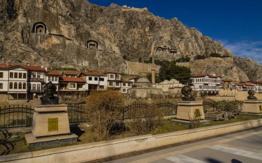 Amasya, Türkiye - 18 Şubat 2017: Nehir sahne eski Amasya, Türkiye'de geleneksel Osmanlı evleri
