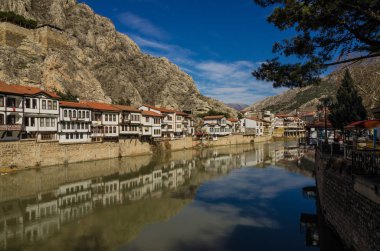 Amasya, Türkiye - 18 Şubat 2017: Nehir sahne eski Amasya, Türkiye'de geleneksel Osmanlı evleri