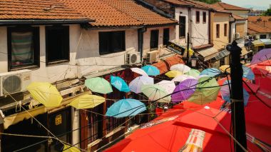 Skopje, Makedonya - 26 Haziran, 2017: eski ın Bazaarı, Üsküp, renkli şemsiye ile sokak 