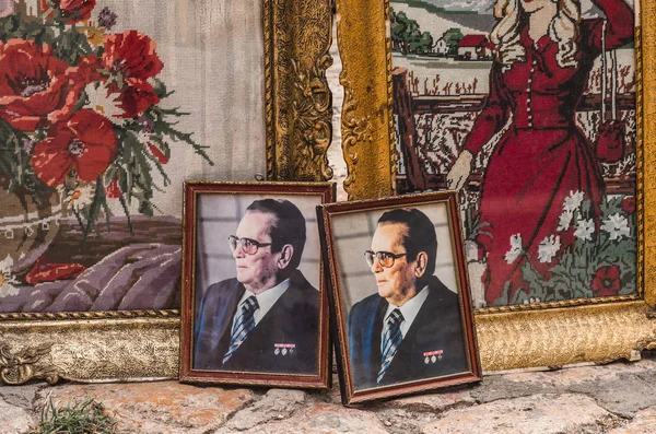Skopje, Makedonya - 26 Haziran, 2017: eski çarşı, Üsküp, eski Yugoslavya (1953 1980 başkanı, bir antika dükkanında Josip Broz Tito posterler)