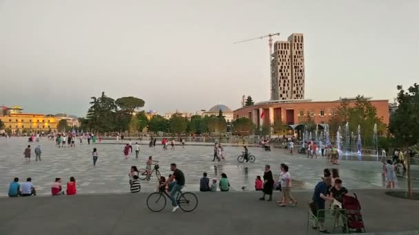 Plaza Skanderbeg, la plaza principal en Tirana, Albania — Vídeo de stock