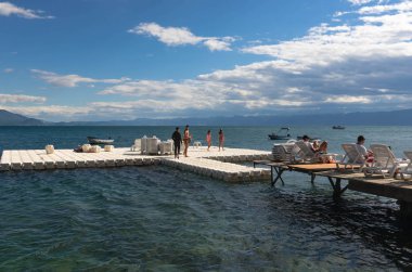 Ohrid, Makedonya - 03 Temmuz 2017: Ohri Gölü ve plajlar