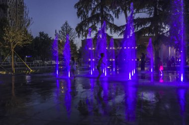 İskender bey gece, Tiran meydanda. Tiran, Arnavutluk - 7 Temmuz 2017: İskender bey Meydanı, Tiran, Arnavutluk ana meydanında