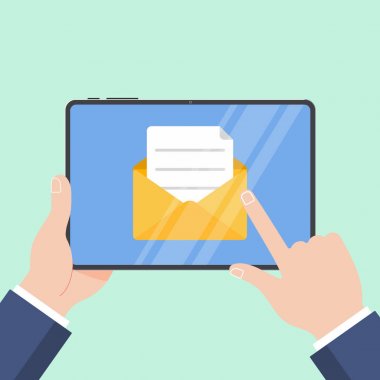 Yeni ileti zarf ve kağıt s siyah tablet holding eller