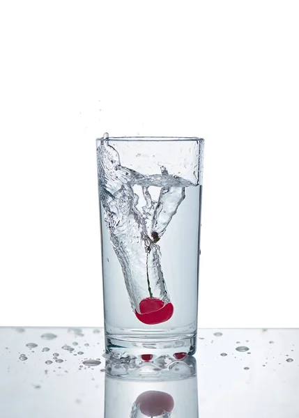 Cereja com respingo de água — Fotografia de Stock