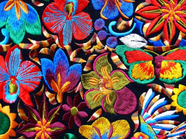 Ekvador, Otavalo 'daki esnaf pazarında renkli işlemeli dekoratif tekstil.