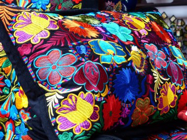Ekvador, Otavalo 'daki esnaf pazarında renkli işlemeli dekoratif tekstil.