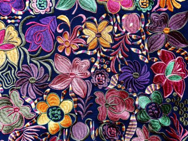 Ekvador, Otavalo 'daki esnaf pazarında renkli işlemeli dekoratif tekstil.