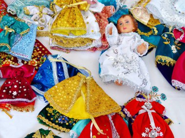 Noel 'de Cuenca, Ekvador' da düzenlenen Pase del Nio Viajero (Çocuk Gezginin Geçişi) geleneğini kutlamak için İsa 'nın Bebek Elbisesi