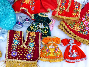 Noel 'de Cuenca, Ekvador' da düzenlenen Pase del Nio Viajero (Çocuk Gezginin Geçişi) geleneğini kutlamak için İsa 'nın Bebek Elbisesi