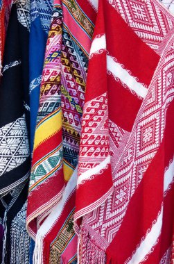 Peru 'dan el işi panço, Peru, Lima' daki Hint pazarında geleneksel tasarımlı alpaka.