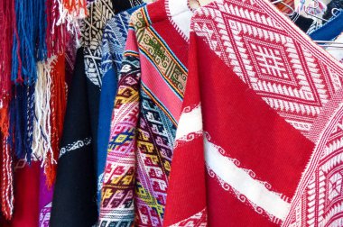 Peru 'dan el işi panço, Peru, Lima' daki Hint pazarında geleneksel tasarımlı alpaka.