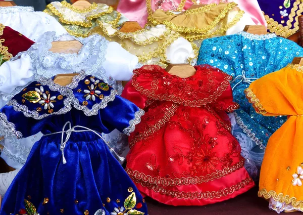 Cuenca şehrinde Noel 'de düzenlenen Pase del Nio Viajero (Çocuk Gezgini Geçidi) geleneğini kutlamak için İsa' nın Bebek Elbisesi