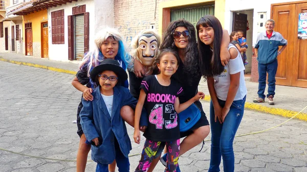 厄瓜多尔昆卡 2018年12月31日 昆卡新年前夕和庆祝新年的传统方式 身着滑稽服装的孩子们和身穿 黑寡妇 服装的年轻人在街上要钱 — 图库照片