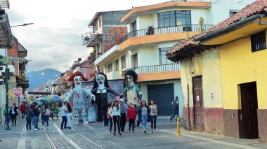 Cuenca, Ekvador - 31 Aralık 2018; Geleneksel Monigotes, Mannequins veya yılbaşı gecesinde yakılacak doldurulmuş mankenlerin kurulumu