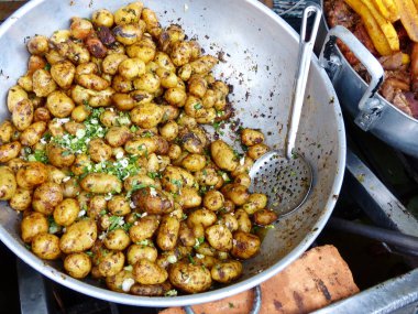 Fritada (kızarmış domuz) ile karıştırılabilen büyük metal patates kasesi - geleneksel ekvador ve Latin Amerika yemekleri. 