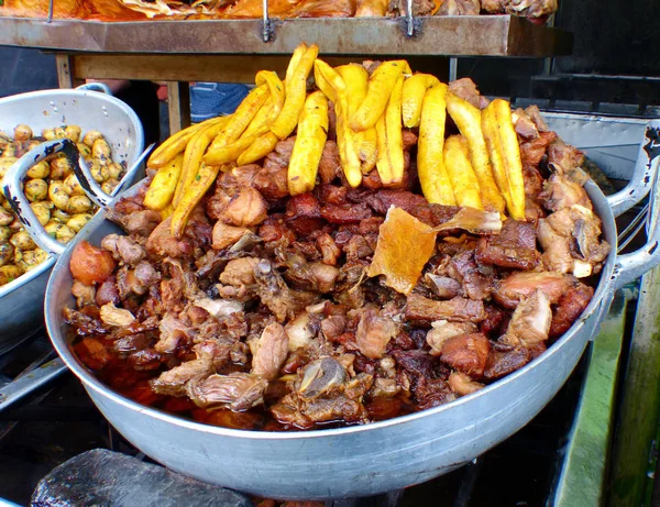 Fritada Cerdo Frito Plátanos Fritos Piel Cerdo Papas Grandes Tazones — Foto de Stock