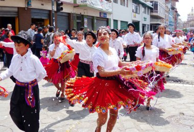 Cuenca, Ekvador - 2 Mart 2019: Karnaval sırasında geçit töreni. Azuay ili (cuencanos) kostümlü halk dansçıları Cuenca şehrinin tarihi merkezinde bulunmaktadır. Herkesin üzerine köpük püskürtülür.