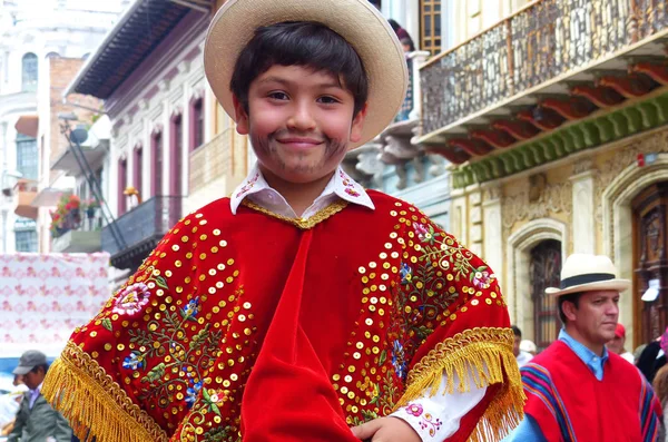 厄瓜多尔昆卡 2018年12月24日 圣诞游行Pase Del Nino Viajero 旅行儿童 男孩身着传统绣花服装 头戴巴拿马帽骑马参加游行 — 图库照片