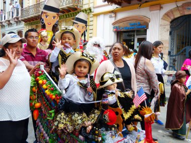 Cuenca, Ekvador - 24 Aralık 2018 Bebek İsa 'nın onuruna Noel Geçidi Pase del Nino Viajero. Ekvador ailesi seyirciyi selamlıyor