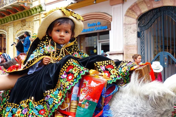 厄瓜多尔昆卡 2018年12月24日 圣诞游行Pase Del Nino Viajero 旅行儿童 小女孩穿着传统绣花服装 戴着巴拿马帽骑马参加游行 — 图库照片