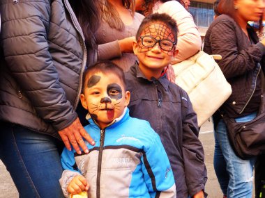 Cuenca, Ekvador - 6 Ocak 2018: Santos Inocentes Günü için geleneksel geçit töreni veya maskeli balo (Kutsal Masum Gün). Hayvani resimleri olan çocuklar.