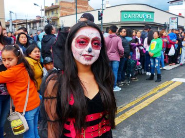 Cuenca, Ekvador - 6 Ocak 2018: Santos Inocentes Günü için geleneksel geçit töreni veya maskeli balo (Kutsal Masum Gün). Geçit töreninde maskeli genç bir kadın vardı. Yüzünde korkunç bir resim vardı.