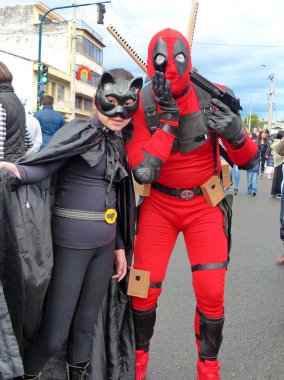 Cuenca, Ekvador - 6 Ocak 2018: Santos Inocentes Günü için geleneksel geçit töreni veya maskeli balo (Kutsal Masum Gün). Geçit töreninde maskeli kadın ve erkek 