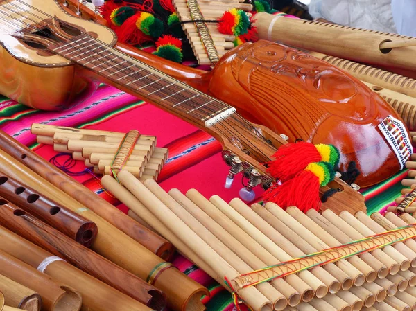 Pan Flöjt Panpipes Flöjt Folkmusikinstrument Och Gitarrer Traditionell Andean Tyg — Stockfoto